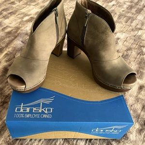 Dansko Delphina Taupe bootie
